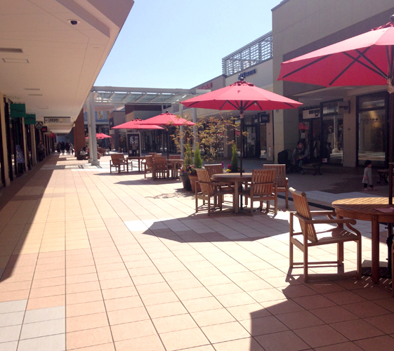 關西京都近郊最大級「三井 OUTLET PARK 滋賀龍王」露天桌椅照